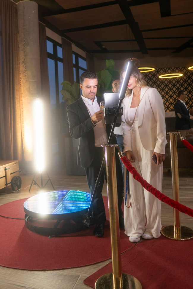 Equipo de La Cabina operando photo booth en Colombia