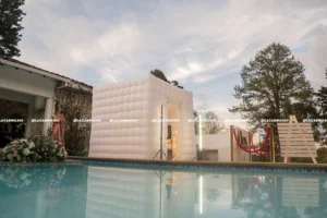 Cabina inflable de fotos iluminada para eventos al aire libre, ideal para bodas y celebraciones en Bogotá y Medellín.