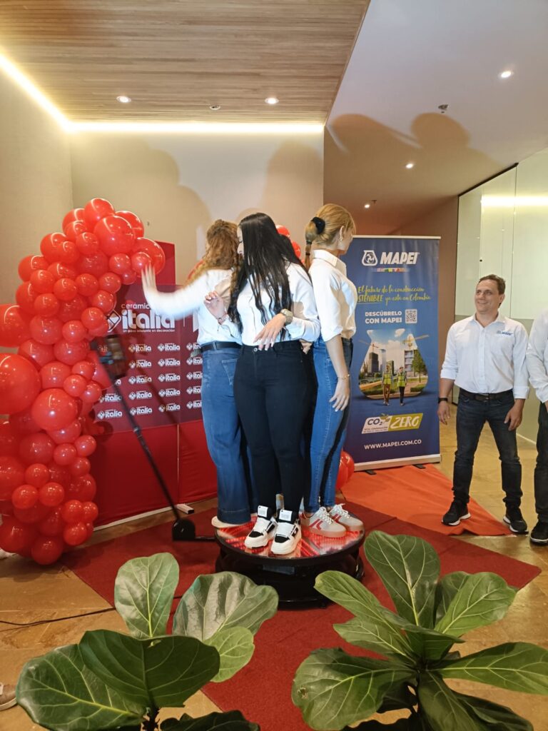 Personas usando una cabina de video 360° durante un evento corporativo, capturando videos divertidos y memorables.