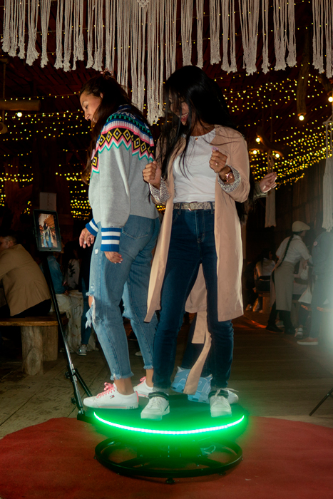 pareja de amigas usando el videobooth 360 en colombia