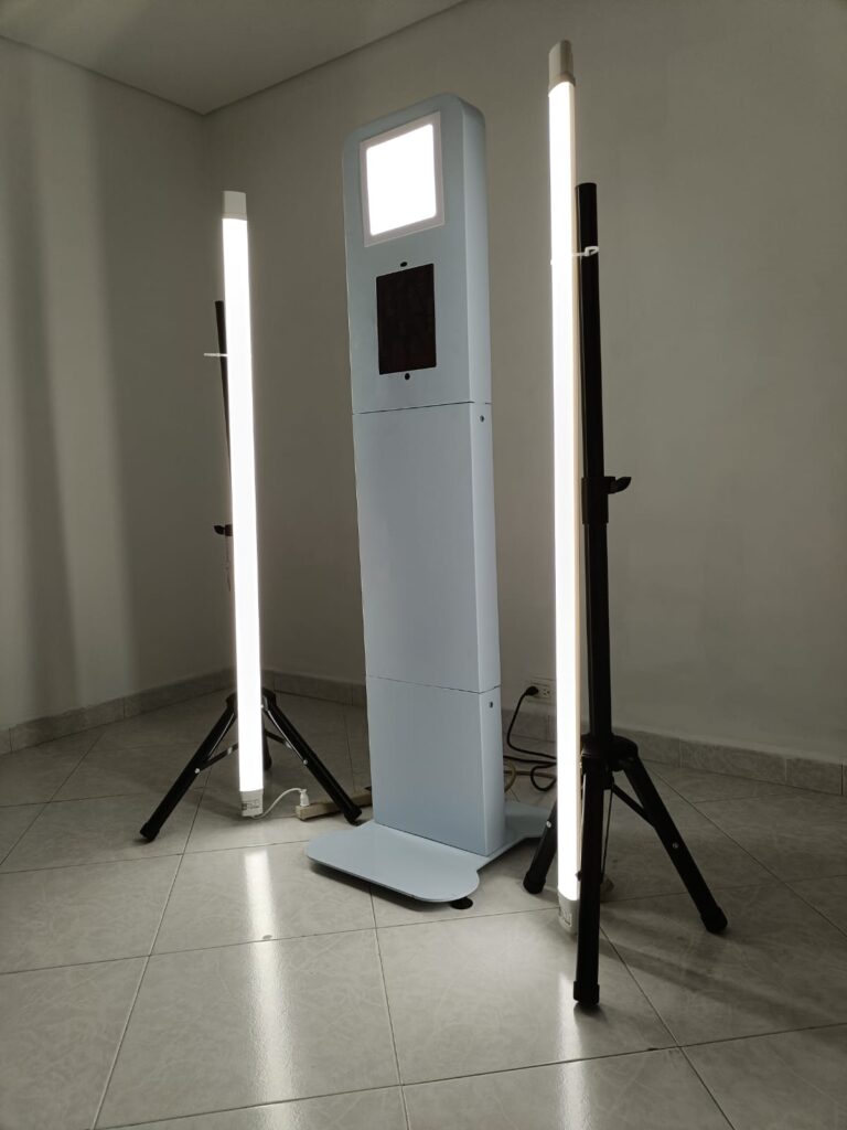 Cabina Smart para fotos instantáneas con luces LED laterales, ideal para eventos sociales y corporativos en Bogotá y Medellín.