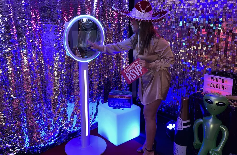 Lee más sobre el artículo Desvelando los Elementos Esenciales para Photo Booths en Colombia: La Revolución Inalámbrica